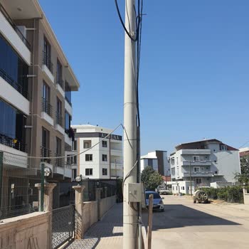 Uludağ Elektrik Dağıtım Sitemizin Önüne Çektikleri Kabloyu Bağlamıyor.