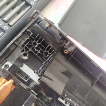 Monster Notebook Menteşe Ekran Kablo Sorunu