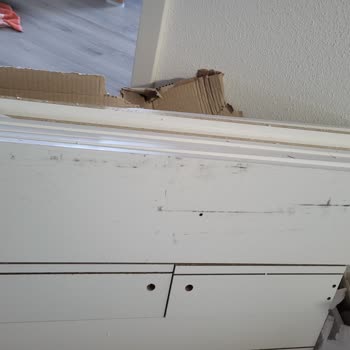 Verdreckte Lieferung einer Kommode von Vivense