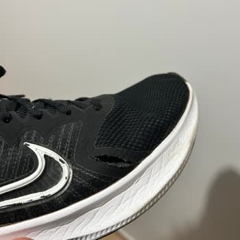 Nike Ayakkabı Deformesi. 2 Farklı Ayakkabı Aynı Noktada Deforme