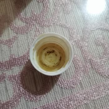 Argivit İçinde Siyah Parçacıklar Ve Kötü Koku