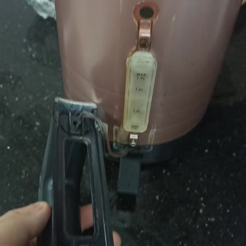 Fakir Ev Aletleri Çaycı Kulpu Koptu, Kaynar Su Döküldü