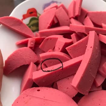 Lezita Piliç Salam İçinden Tüy Çıktı