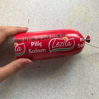 Lezita Piliç Salam İçinden Tüy Çıktı