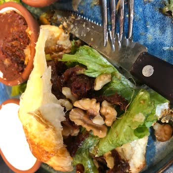 Burç Fırın Kuru Domatesli Kruvasanda Yenmeyecek Bir Nesne Çıktı