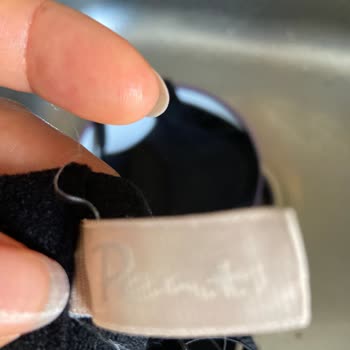 Penti Dolgulu Sütyenlerimde Yağlı Bir Jel Çıkıyor