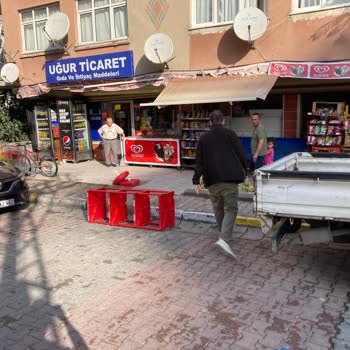 İBB - İstanbul Büyükşehir Belediyesi Bakkal Önünü Sürekli İşgal Ediyor