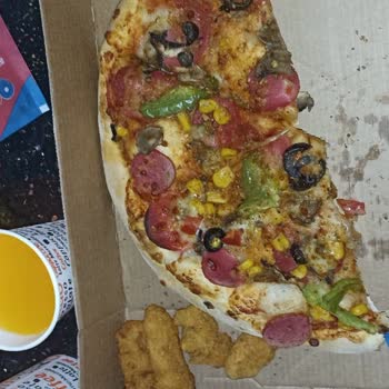 Domino's Pizza Pizzanın Üstündeki Ürünler Çig Ve Domatesler Kabuklu Büyük Doğranmış
