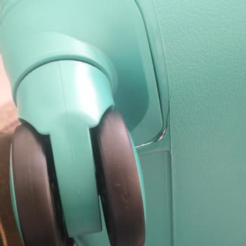 FLO Ayakkabı FLO Kırık Valiz Gönderdi