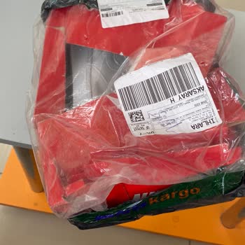 MNG Kargo Paket Açılmış Yırtılmış İçeriği Gözüküyordu