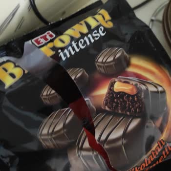 Eti Browni İntense Çikolatalı Karamelli Keklerin Üstü Beyaz Pütürlü