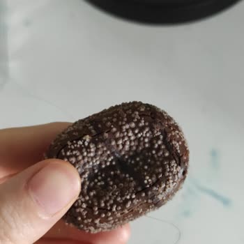 Eti Browni İntense Çikolatalı Karamelli Keklerin Üstü Beyaz Pütürlü