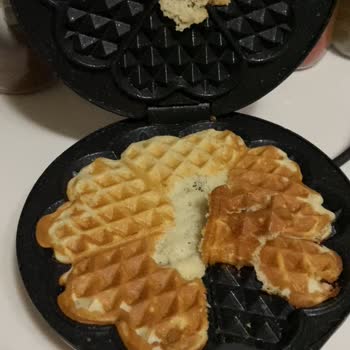 Korkmaz Mutfak Eşyaları Waffle Makinem Yapıştırıyor