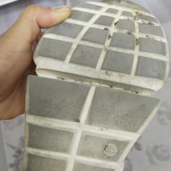 Tommy Hilfiger 2ayda Parçalanan Sandalet