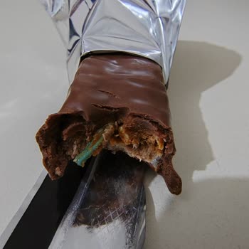 Eti Gıda Eti Maksimus İçinden Silikon Benzeri Yeşil Plastik Çıktı