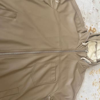 Zara Deri Ceket'in Derilerinin Dökülmesi