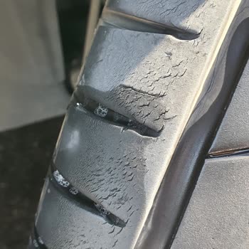 Continental Premium Contact 7 Serisi Lastiklerin 4 Ay İçinde Çatlaması