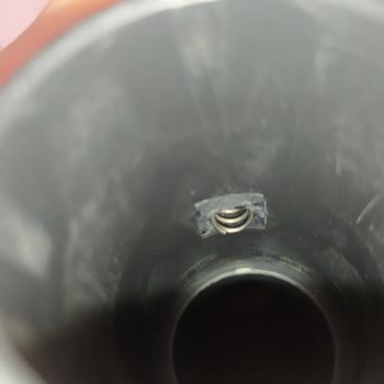 Electrolux Süpürge Başlığı İç Kısımdan Kırıldı.