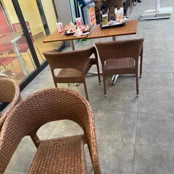 Rings Burger King Masaların Pis Ve Hamburgerin Soğuk Olması