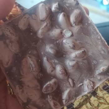 Ülker Antep Fıstıklı Çikolata Bozulmuş Ve Beyazlamış