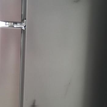 Arçelik Marka Buzdolabı Sağ Yan Tarafında Boya Akıntı