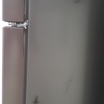 Arçelik Marka Buzdolabı Sağ Yan Tarafında Boya Akıntı
