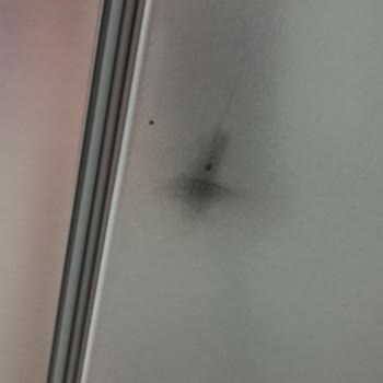 Arçelik Marka Buzdolabı Sağ Yan Tarafında Boya Akıntı