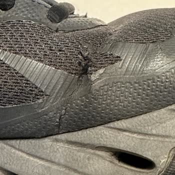 Kullanımın İlk 4 Ayında Ön İç Ve Üst Yanları Çatlayan Skechers