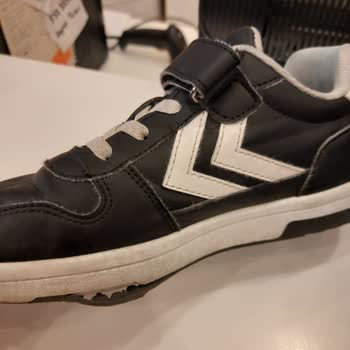 Hummel Ayakkabı Tabanı Ayrıldı
