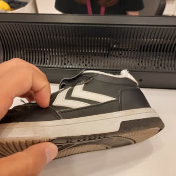 Hummel Ayakkabı Tabanı Ayrıldı
