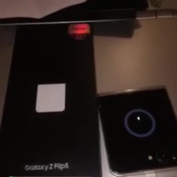 Samsung Z Flip 5 Katlanır Telefonun Arkasında Durmuyor!