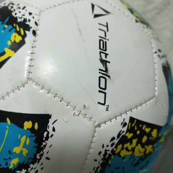 Triathlon Futbol Topu İlk Oynamada Açıldı Ve Deforme Oldu.