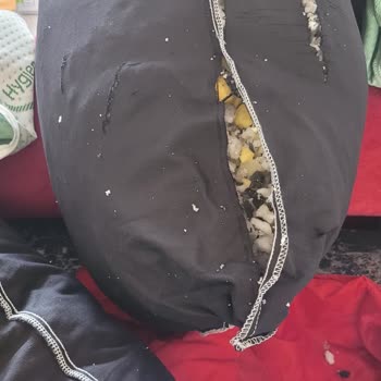 Vivense Kalitesiz Bir Kez Bile Kullanmadan Dağılan Yastık