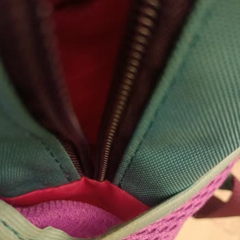 Benetton Okul Çantası 10 Ayda Tüm Fermuarları Kırıldı