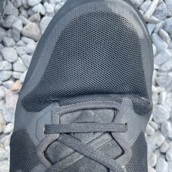 2 Adet Uvex Marka Ayakkabı Aynı Yerden Yırtıldı.