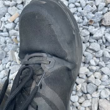 2 Adet Uvex Marka Ayakkabı Aynı Yerden Yırtıldı.