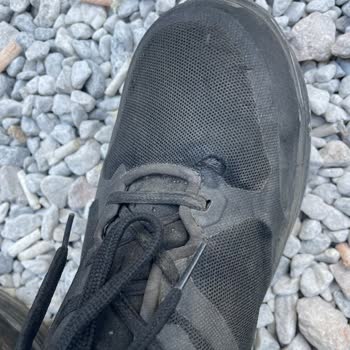 2 Adet Uvex Marka Ayakkabı Aynı Yerden Yırtıldı.