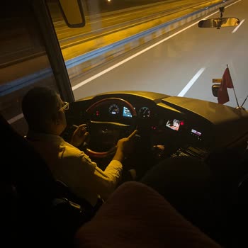 Kamil Koç Şoför Yol Boyunca Sigara İçti Şarkı Dinledi