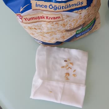 Eti Lifalif Yulaf Ezmesi İçinden Çıkan Dal Parçaları