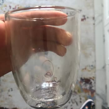 Madame Coco Çift Cidarlı Bardakta İki Cam Arasına Su Doluyor