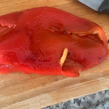 Yurdum Konserve Yurdum Marka Köz Biberin İçerisinden Kurt Çıktı.