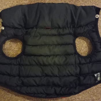 Migros Düğmeleri Kopuk Ve Lekeli Bir Evcil Hayvan Montu Gönderdi