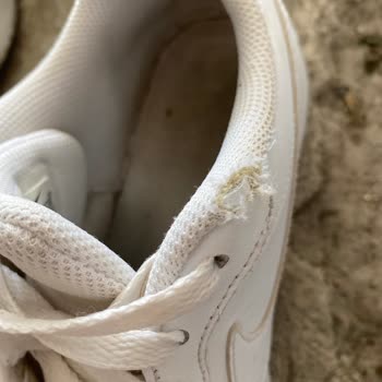 In Street Online Nike Ayakkabı Yırtıldı