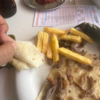 Kuşadası AVM Köfteci Yusuf Adlı İşletmede Ekmekte Saç Teli Çıkması