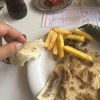 Kuşadası AVM Köfteci Yusuf Adlı İşletmede Ekmekte Saç Teli Çıkması