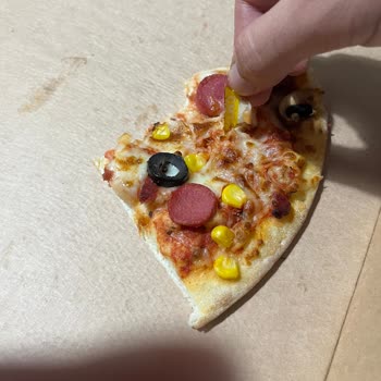 Little Caesars Litter Caesars Pizza İçerisinden Etiket Gibi Bir Şey Çıktı