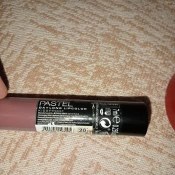 Gratis Pastel 20 Numara Ruj Kötü Kokuyor Ve Rengi Bayağı Koyu