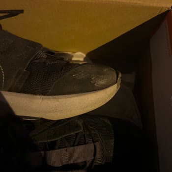 Nike Ayakkabı Hemen Ucu Açıldı.