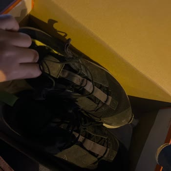 Nike Ayakkabı Hemen Ucu Açıldı.