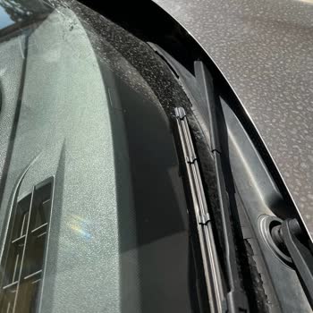 Renault Pul Pul Dökülen Fluence Ön Cam Izgarası